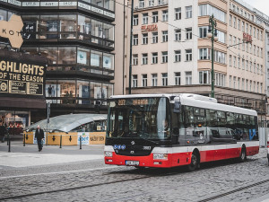 Nepoužívejte přední dveře autobusů, vyzývá Pražská integrovaná doprava. Chrání tím řidiče