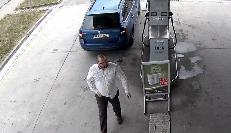 Tenhle muž je podezřelý z vraždy na Praze 9. Policie po něm pátrá.