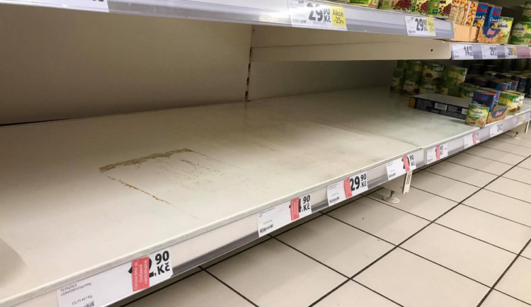 Nákupní centra v Praze jsou skoro prázdná, kromě supermarketů.