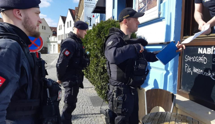 Policisté kontrolují uzavřené obchody. Za porušení nařízení hrozí vysoké pokuty.