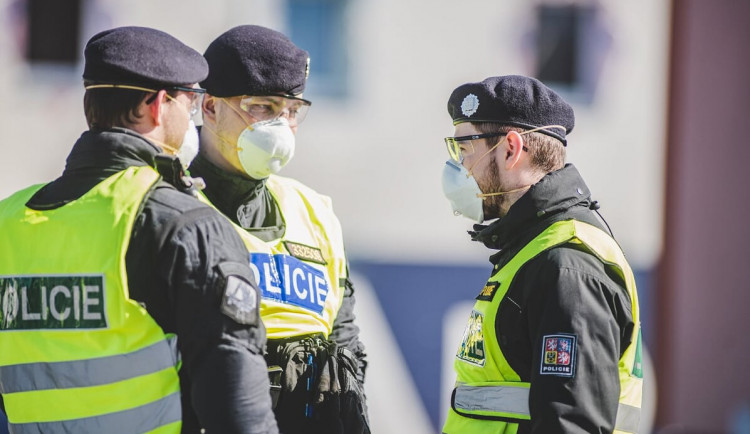 Vidím pána v parku, volají policistům lidé. Nezatěžujte tísňovou linku, odpovídají strážníci