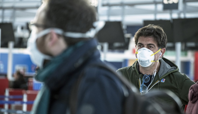 Vedení Prahy doporučilo obchodníkům, aby do provozoven pouštěli jen lidi s rouškami