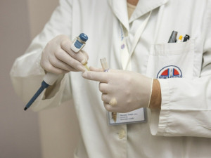 V Česku je 298 pacientů s koronavirem, v Praze je to 109 lidí. Polovina neví, kde se nakazila