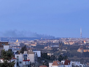 FOTO: Ve Vysočanech hořely pražce. Kouř byl vidět na kilometry daleko