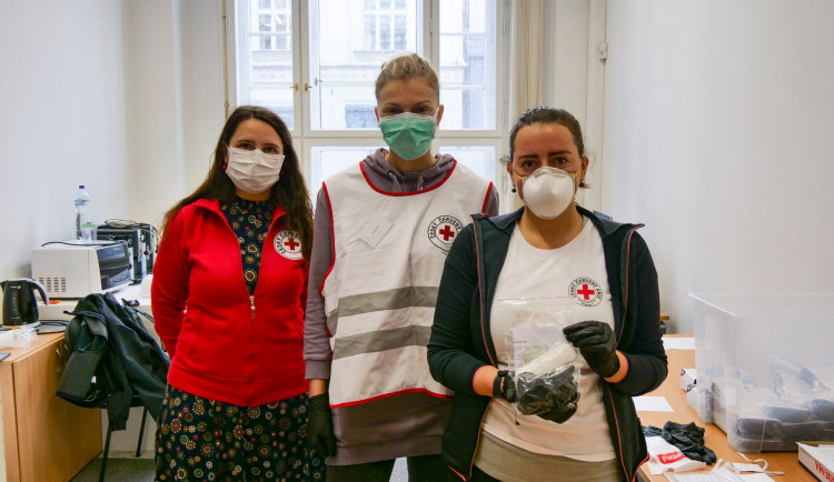 Dobrovolníci, kteří roznášejí potravinové balíčky potřebným, dostanou roušky a rukavice