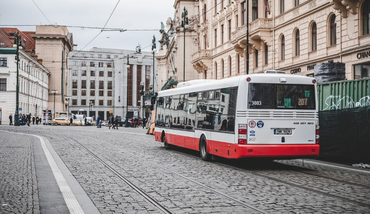 Část autobusů pražské MHD bude končit provoz už ve 22:30