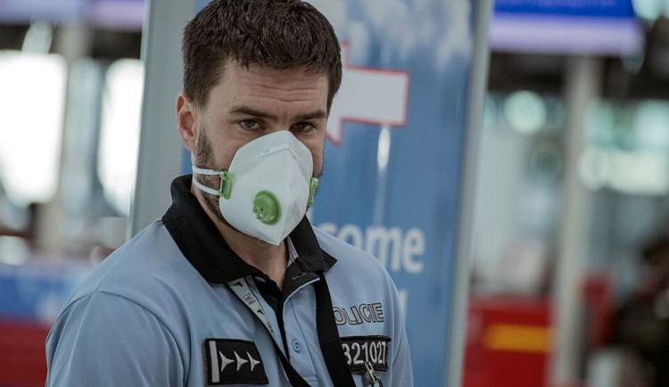 Vojenský speciál zítra přiveze z Číny 150 tisíc rychlotestů na koronavirus