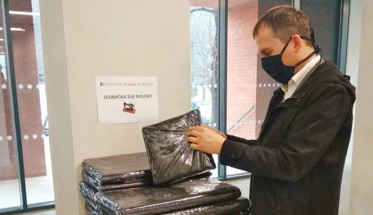 Na radnici Prahy 7 rozdávají dobrovolníci zdarma materiál na šití roušek