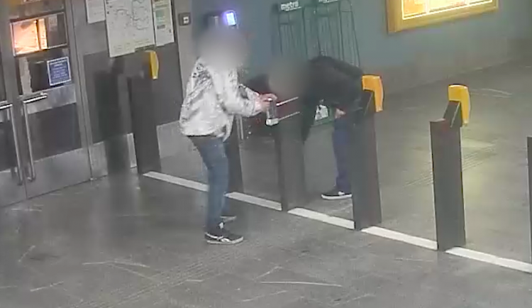 VIDEO: Vandal ukopl dezinfekci v metru. Policie teď pátrá po jeho totožnosti