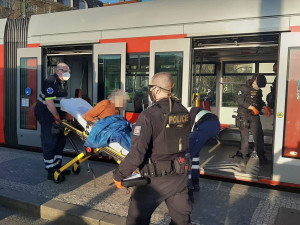 Muž ohrožoval cestující v tramvaji nožem, policisté ho postřelili do stehna