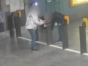 VIDEO: Vandal ukopl dezinfekci v metru. Policie teď pátrá po jeho totožnosti