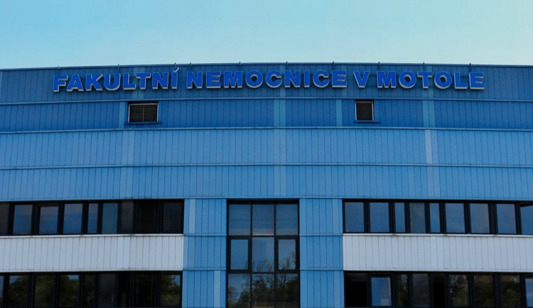 V Motole mají roušky na tři dny. Podívejte se, jak jsou na tom ostatní nemocnice