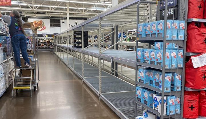 Prázdné regály v obchodě.