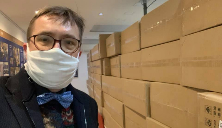 Zubaři kritizují vládu. První zásilka respirátorů se k nim dostala až dnes v noci