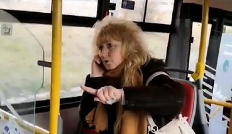 VIDEO: Střílejte po lidech, ať sundaj ty roušky, říká žena zachycená v pražském autobusu