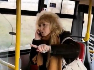 VIDEO: Střílejte po lidech, ať sundaj ty roušky, říká žena zachycená v pražském autobusu