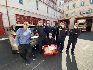 Pražští hasiči snížili kvůli koronaviru počty ve směnách. Podpořit je přijel kuchař Zdeněk Pohlreich