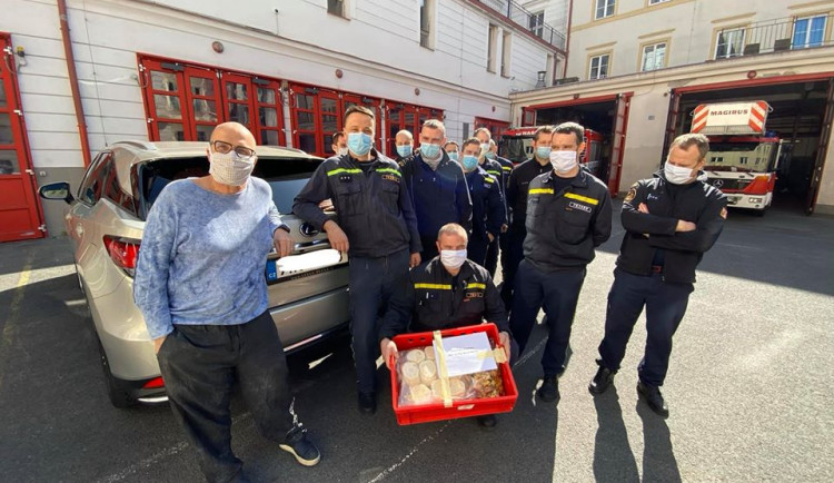 Pražští hasiči snížili kvůli koronaviru počty ve směnách na minimum. Podpořit je přijel kuchař Zdeněk Pohlreich.