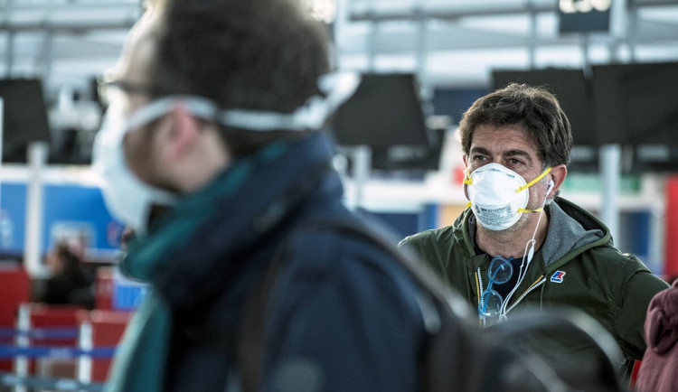 Do Prahy dorazily necelé dva miliony roušek. Stát utratí za zdravotní prostředky tři miliardy