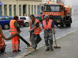 Řidiči nebudou muset v Praze kvůli jarnímu úklidu přeparkovávat. Pracovníci pod jejich auty uklidí ručně