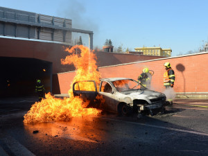 FOTO: Požár auta dnes dopoledne uzavřel část tunelu Blanka