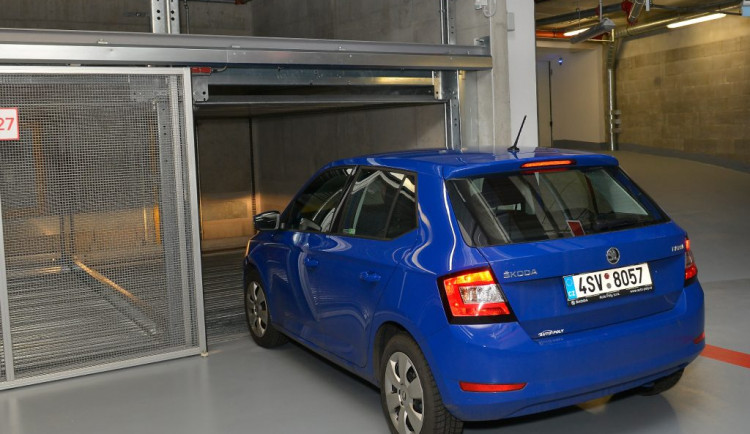 V Praze 1 vznikla parkovací místa s automatickým zakladačem. Přednost budou mít rezidenti