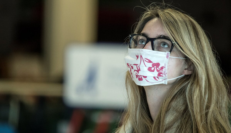 Lidé zde berou pandemii na lehkou váhu, popisuje studentka žijící v Dánsku