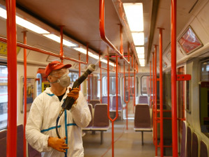 FOTO: Dopravní podnik začal dezinfikovat vozy metra speciálním přípravkem