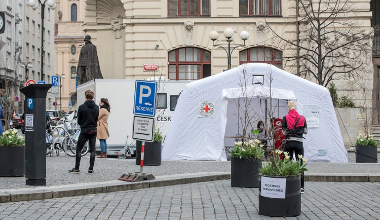 Do stanu na Mariánském náměstí mohou lidé nosit roušky. Dobrovolníci je dají seniorům