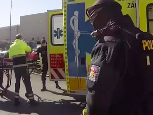 VIDEO: Defibrilátor v policejní voze zachránil další život. Tentokrát zachránil muže, který zkolaboval při svačině