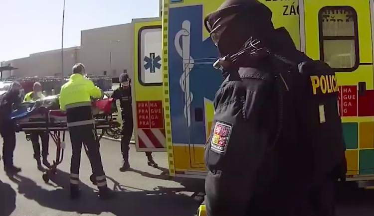 Defibrilátor v policejní voze zachránil další život. Tentokrát zachránil muže, který zkolaboval při svačině.