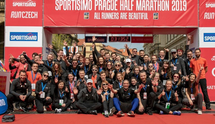 Dnes se měl běžet pražský půlmaraton. RunCzech tým zdraví běžce alespoň digitálně