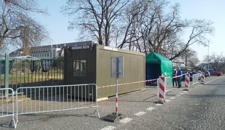 Armáda postavila ve střešovické nemocnici kontejnery. Budou sloužit k vyšetřením