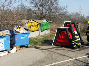 Hasiči zasahovali u granátu na Smíchově, použili balistické bariéry