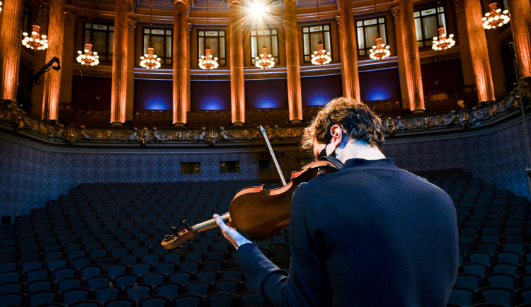 Koncert České filharmonie před prázdným Rudolfinem přinesl nemocnicím téměř pět milionů