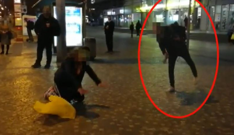 VIDEO: Prokousnu ti tepnu, jste nevzdělaní debilové! Muž bez roušky na Andělu plival po lidech
