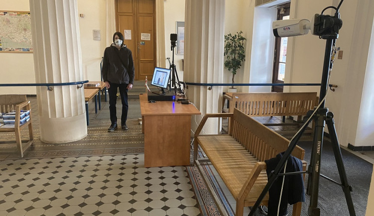 U svaté Anny měří teplotu příchozích termokamera. Nemocnice ošetřuje sedm pacientů s koronavirem ve vážném stavu