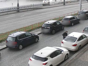 VIDEO: Muži vykradli auto Na Františku. Pátrají po nich kriminalisté