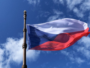 Česká vlajka slaví sto let. V návrhu byly i hvězdy, modrý klín se Masarykovi nelíbil