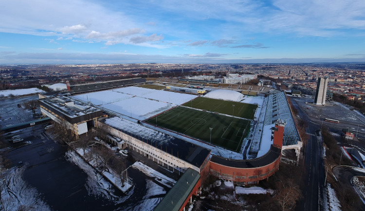Bezdomovci budou bydlet na strahovském stadionu. První by se mohli stěhovat už příští týden
