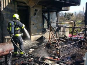 FOTO: V obytném domě v Praze 9 hořel byt. Hasiči evakuovali dvacet osob