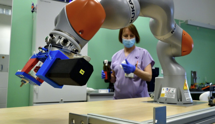 FOTO: Laboranti jsou unavení. Na Bulovce bude vzorky testovat robot Pipeťák