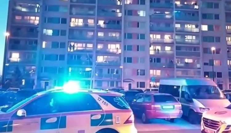 VIDEO: Lidé v Letňanech tleskali policii a záchranářům. Ti na oplátku rozhoukali majáky