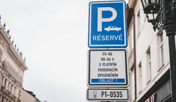 V Praze budeme dál parkovat zdarma. Město prodloužilo zrušení zón placeného stání