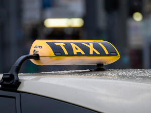 Falešný taxikář obtěžoval pasažérky. Kriminalisté hledají další ženy, které mohly být znásilněny