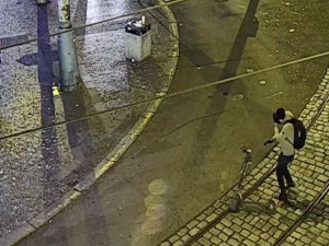 VIDEO: Policie pátrá po muži, který na Andělu hodil lahev vodky do obličeje projíždějícímu muži