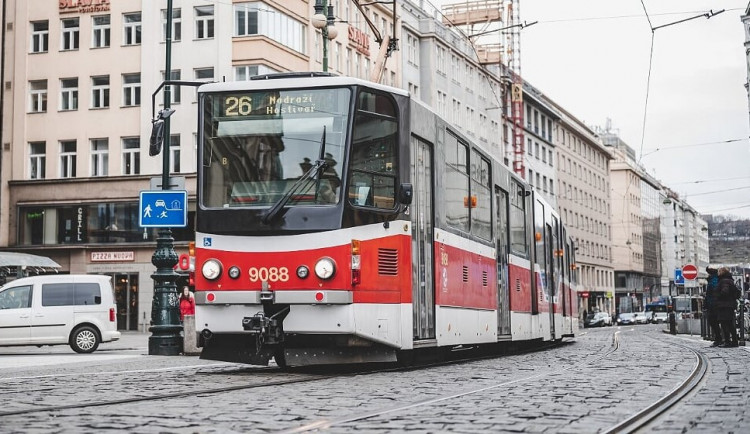 Do tramvají v Praze nově nenastoupíme předními dveřmi. Dopravní podnik chrání řidiče