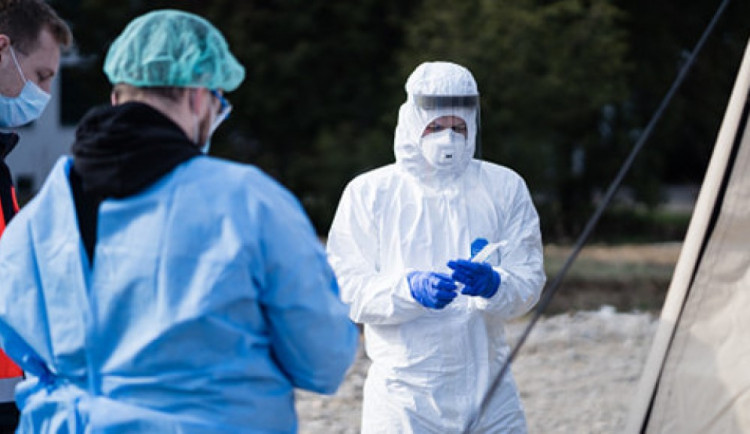 Skoro jako u mekáče. Vinohradská nemocnice zřídila drive thru testování