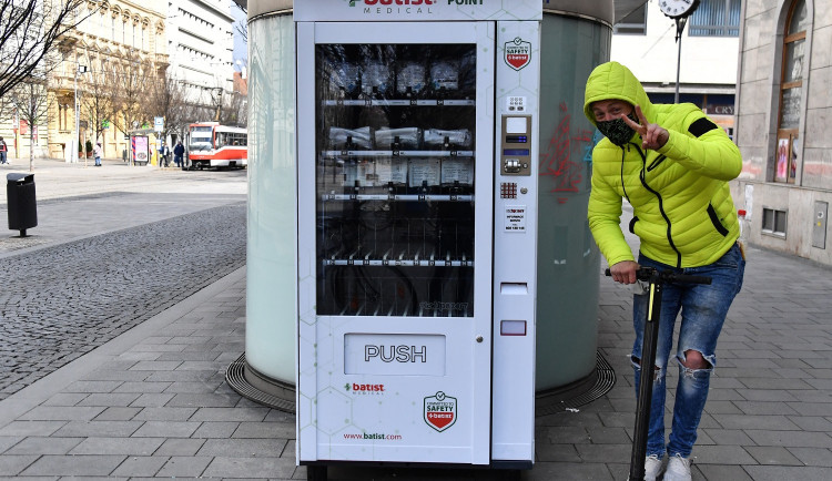 FOTO: Roušky, rukavice, dezinfekce. Brňané si mohou nově koupit ochranné pomůcky v automatech po celém městě