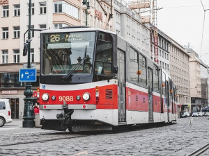 Do tramvají v Praze nově nenastoupíme předními dveřmi. Dopravní podnik chrání řidiče